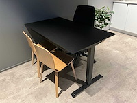 Zit-sta bureau 140x80 cm met stoelen