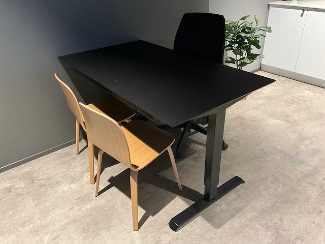 Zit-sta bureau 140x80 cm met stoelen - afbeelding 1 van  3