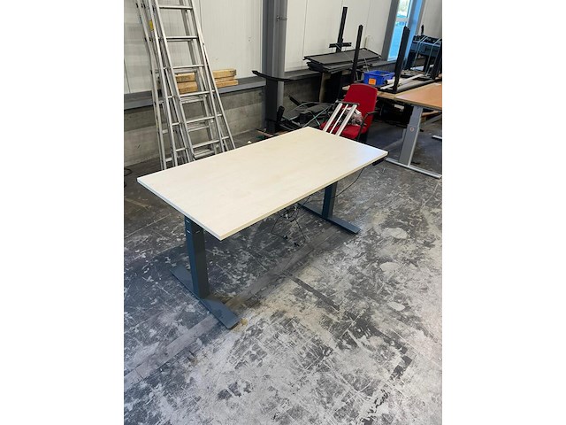 Zit sta bureau, lichte kleur hout - afbeelding 1 van  4