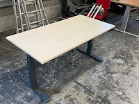 Zit sta bureau, lichte kleur hout - afbeelding 1 van  4