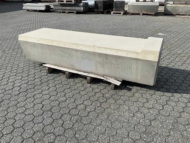 Zitbank beton 200 cm - afbeelding 1 van  12