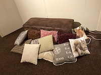 Zitbank met klep en diverse kussens - afbeelding 1 van  3