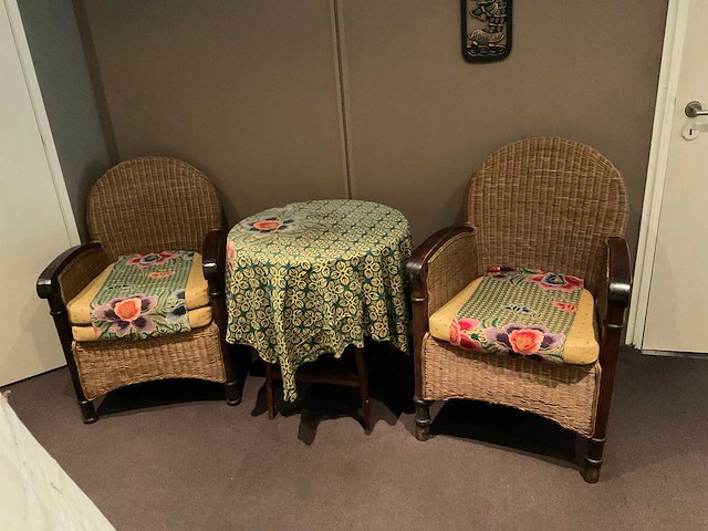 Zithoek 3 stoelen 1 tafel - afbeelding 1 van  5