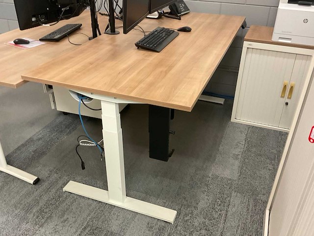 Zit/sta bureau met tft schermen - afbeelding 2 van  4