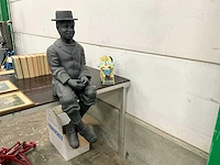 Zittend kunststof tuinbeeld
