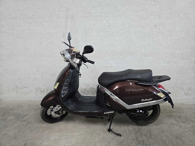 Znen - snor scooter - bellagio - moped 4t 25km uitvoering djn66t - afbeelding 1 van  5