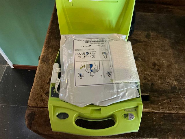 Zoll aed plus defibrillator - afbeelding 3 van  4