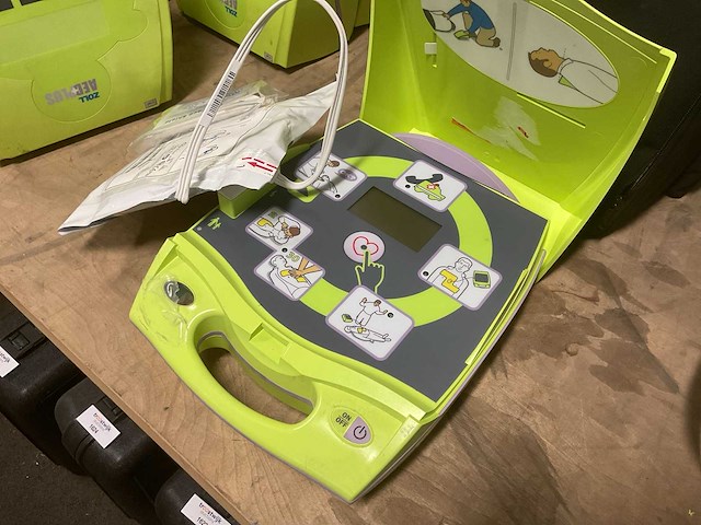 Zoll aed+plus defibrillator - afbeelding 6 van  7