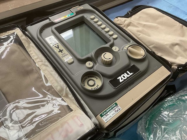 Zoll emv+ 731series portable ventilator set - afbeelding 1 van  10