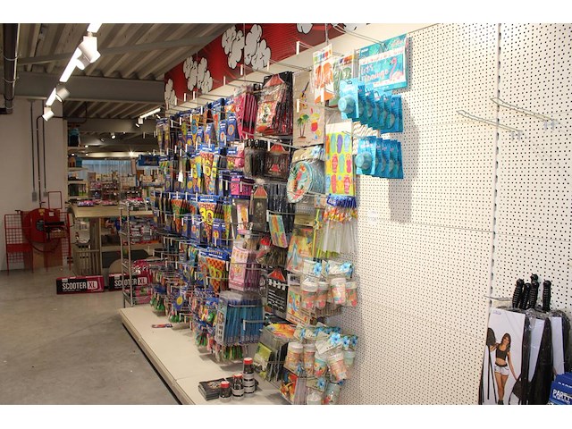 Zomeraccessoires w.o. bannersborden, rietjes, bekers en cups aan 20 wandbeugels. - afbeelding 1 van  2