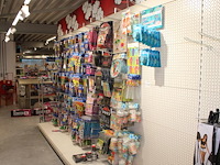 Zomeraccessoires w.o. bannersborden, rietjes, bekers en cups aan 20 wandbeugels. - afbeelding 1 van  2