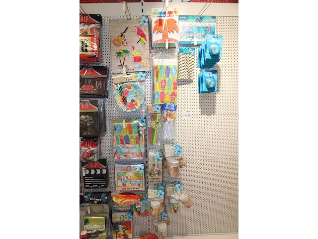 Zomeraccessoires w.o. bannersborden, rietjes, bekers en cups aan 20 wandbeugels. - afbeelding 2 van  2