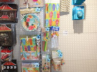 Zomeraccessoires w.o. bannersborden, rietjes, bekers en cups aan 20 wandbeugels. - afbeelding 2 van  2
