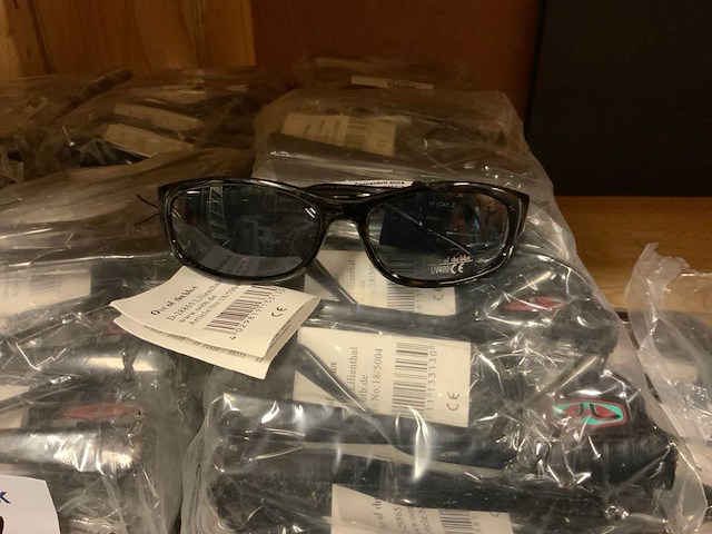 Zonnebrillen (251x) - afbeelding 2 van  2