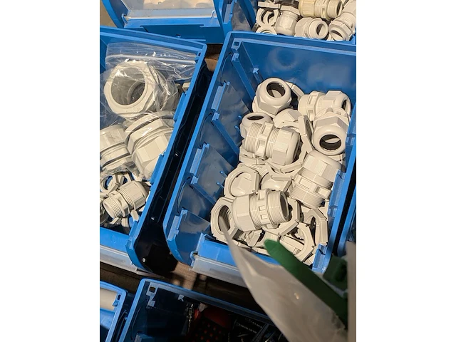 Zonnepaneel installatiemateriaal met gereedschap - afbeelding 4 van  18