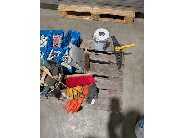 Zonnepaneel installatiemateriaal met gereedschap - afbeelding 10 van  18