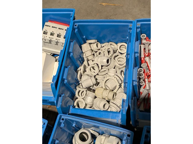 Zonnepaneel installatiemateriaal met gereedschap - afbeelding 18 van  18