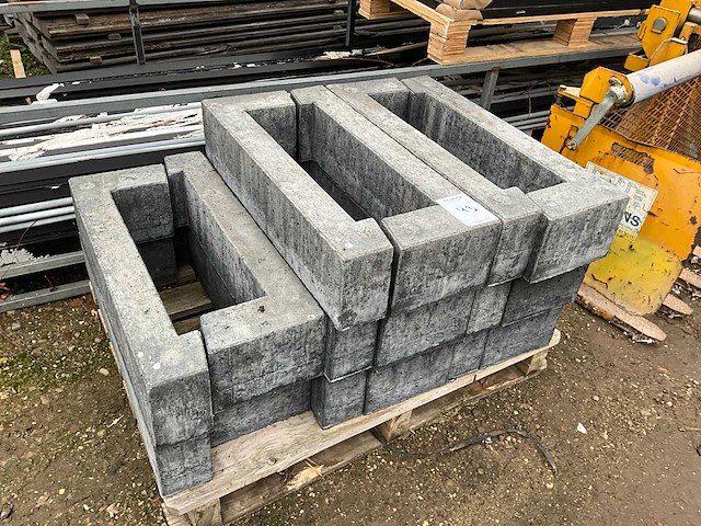 Zonnepaneel steun / houder beton (16x) - afbeelding 1 van  4