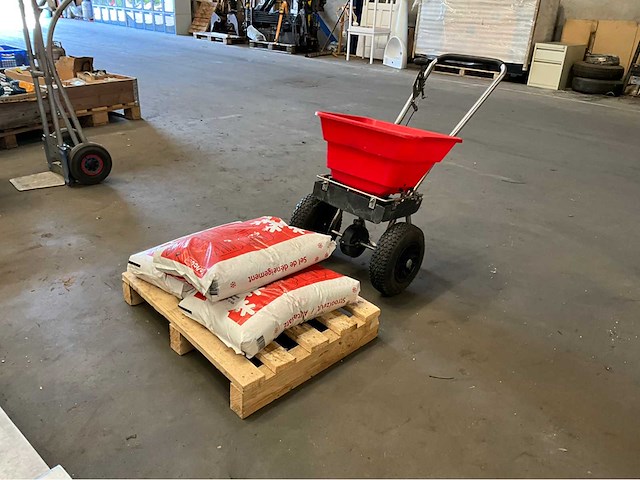 Zout strooi apparaat en strooizout - afbeelding 1 van  4