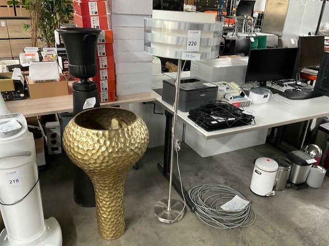 Zuil, plantenbak en lamp (3x) - afbeelding 1 van  8