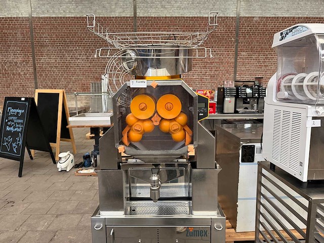 Zumex - speed pro self-service pod - professionele automatische sinaasappelpers - afbeelding 1 van  10