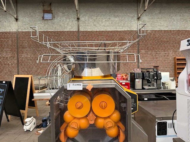 Zumex - speed pro self-service pod - professionele automatische sinaasappelpers - afbeelding 2 van  10