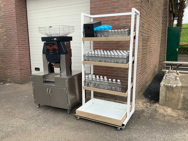 Zummo z40a sinaasappelpers - 2025 - flessenrek met flessen - afbeelding 8 van  14