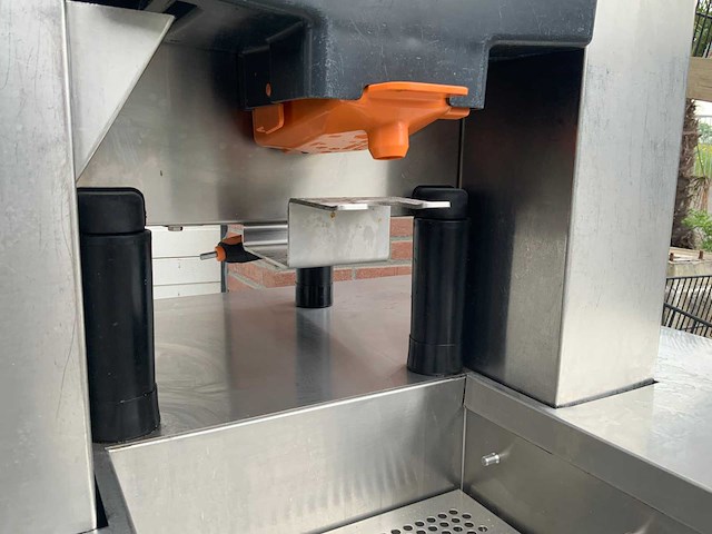 Zummo z40a sinaasappelpers - 2025 - flessenrek met flessen - afbeelding 11 van  14