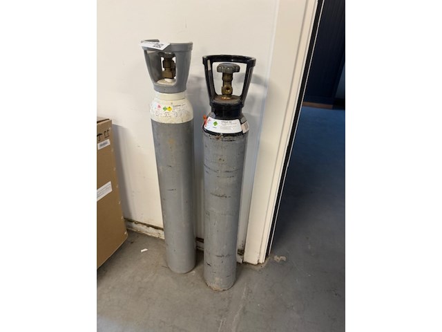 Zuurstof en stikstof cylinder, linde - afbeelding 1 van  3