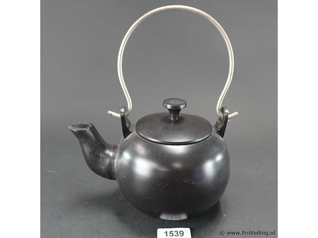 Zware aardewerk theepot - afbeelding 1 van  5