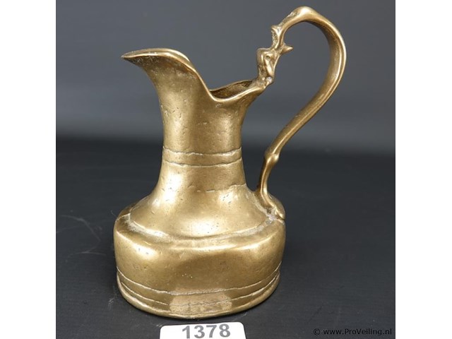 Zware antieke brons/messing schenkkan - afbeelding 1 van  5