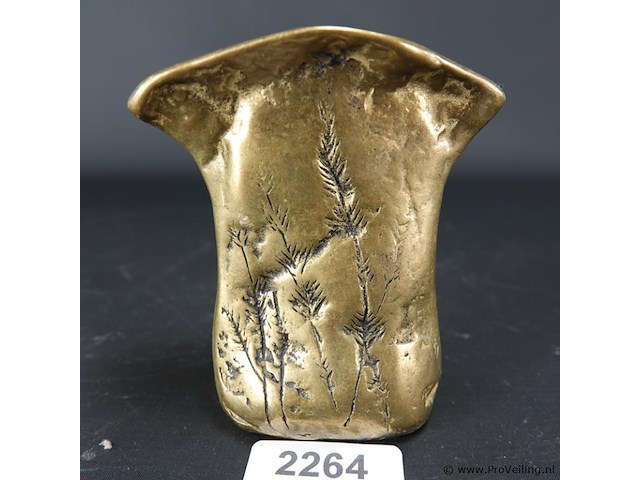 Zware antieke pot met gedreven decor - afbeelding 1 van  5