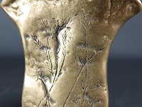 Zware antieke pot met gedreven decor - afbeelding 4 van  5