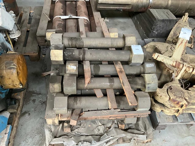 Zware draadstangen (stud bolts) met zeskantmoeren (19x) - afbeelding 1 van  5