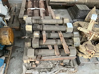 Zware draadstangen (stud bolts) met zeskantmoeren (19x) - afbeelding 1 van  5