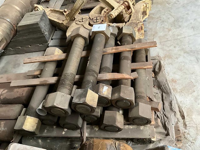 Zware draadstangen (stud bolts) met zeskantmoeren (19x) - afbeelding 2 van  5