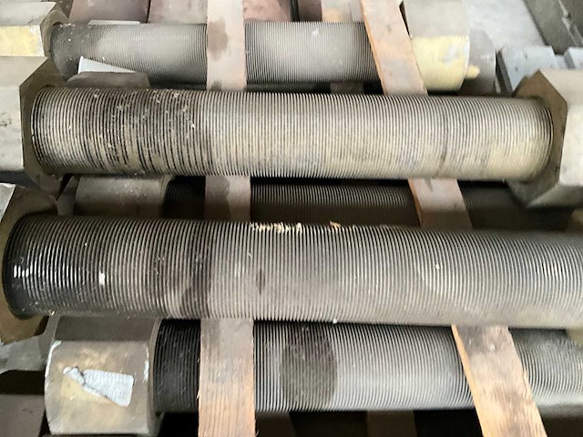 Zware draadstangen (stud bolts) met zeskantmoeren (19x) - afbeelding 4 van  5