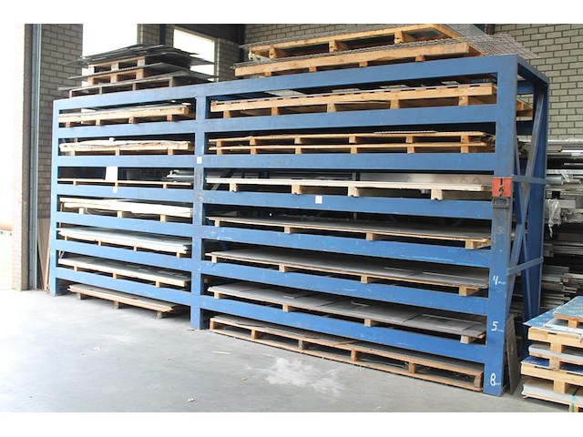 Zware metalen platenstelling met 16 posities. afmeting 630 x 120 x 275 cm. let op: 1 geheel en ophalen na 1... - afbeelding 1 van  2