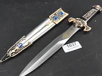 Zware metalen sierdolk in dito schede - afbeelding 1 van  5