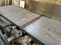 Zware vlak- en vandiktebank met gietijzeren tafels en verstelwielen. voorzien van een riemaangedreven motor en een aansluiting voor stofafzuiging. - afbeelding 4 van  4