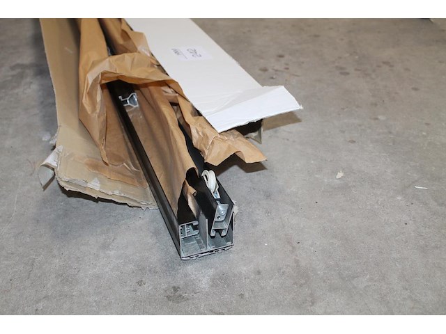 Zwart schuifdeursysteem met lengte 333 cm. - afbeelding 1 van  3