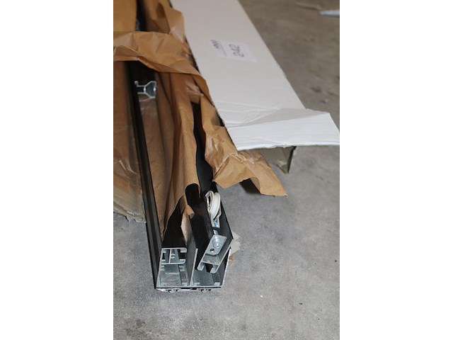 Zwart schuifdeursysteem met lengte 333 cm. - afbeelding 2 van  3