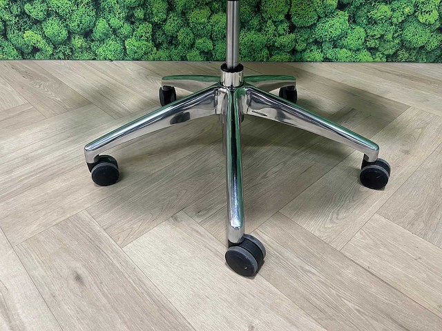 Zwarte, chromen, ergonomische bureaustoel - afbeelding 3 van  11