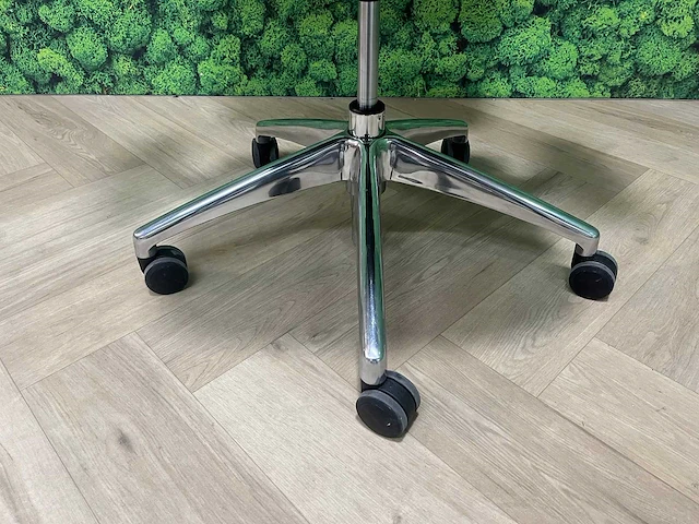 Zwarte, chromen, ergonomische bureaustoel - afbeelding 3 van  11