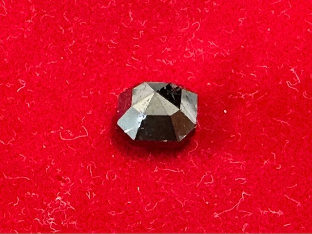 Zwarte diamant vierkant smaragd vorm 3.10 carat gecertificeerd - afbeelding 4 van  6