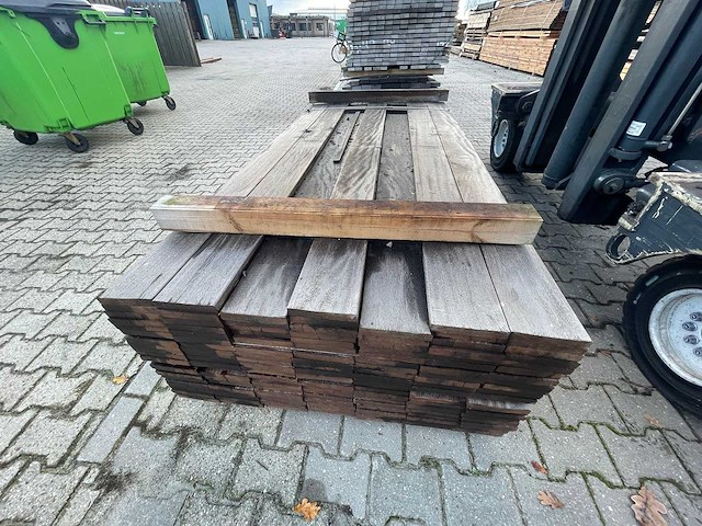 Zwarte kabbes planken geschaafd 2150-2450x145x21mm (135x) - afbeelding 1 van  3