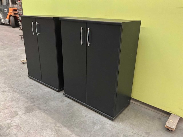 Zwarte kast met deuren (76x40x98) (2x) - afbeelding 1 van  10