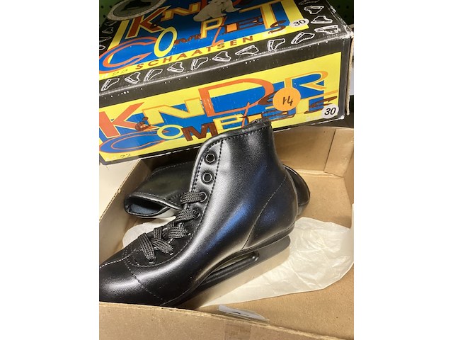 Zwarte kinderschaatsen maat 30 in vierkante doos - afbeelding 1 van  3