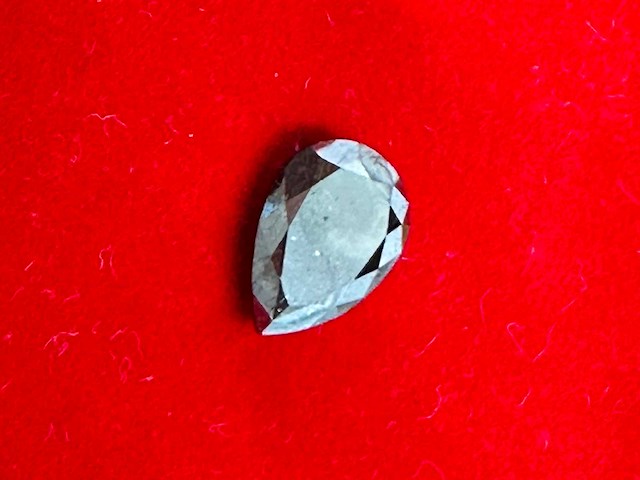 Zwarte peer vorm diamant 5.11 carat gecertificeerd - afbeelding 1 van  3