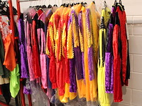 Zwarte piet pakken en accessoires aan kleding rek en twee kratten, 22 stuks. - afbeelding 2 van  3